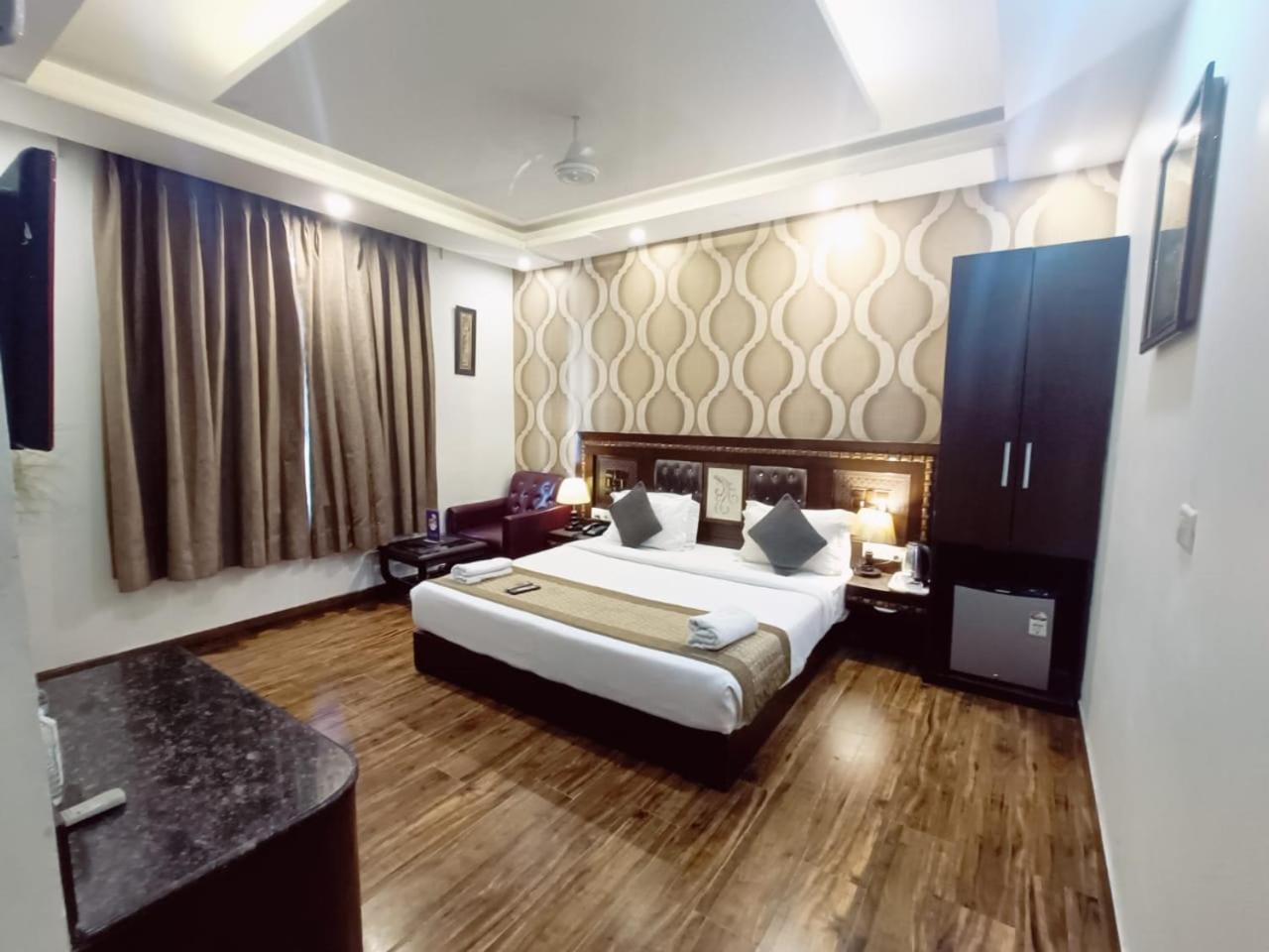 Hotel Waterfall Paschim Vihar Delhi Exteriér fotografie