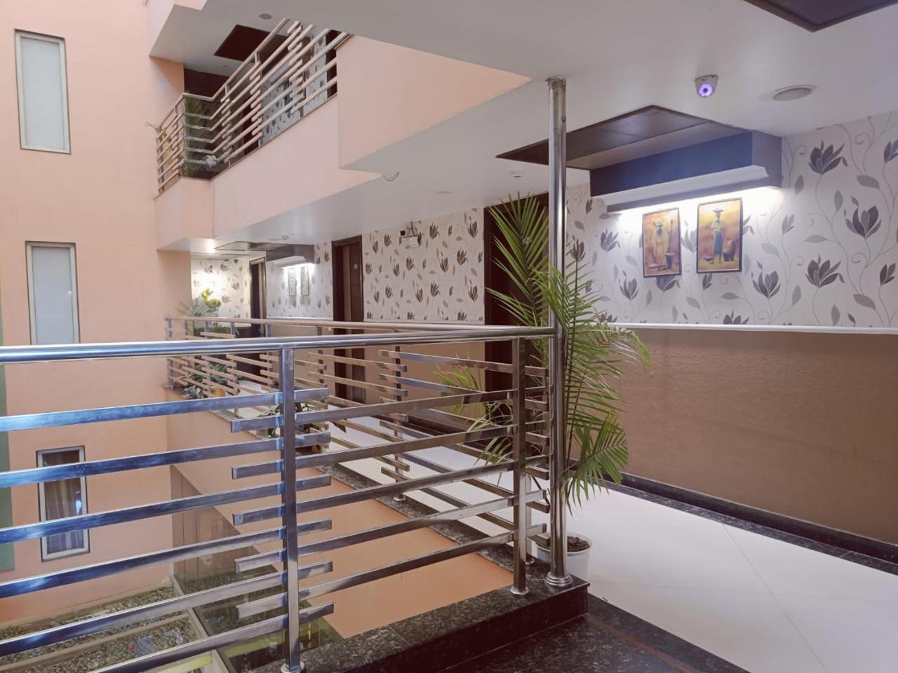 Hotel Waterfall Paschim Vihar Delhi Exteriér fotografie