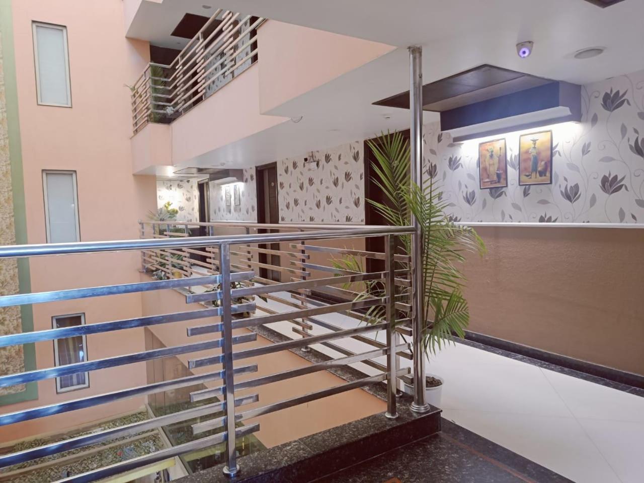 Hotel Waterfall Paschim Vihar Delhi Exteriér fotografie