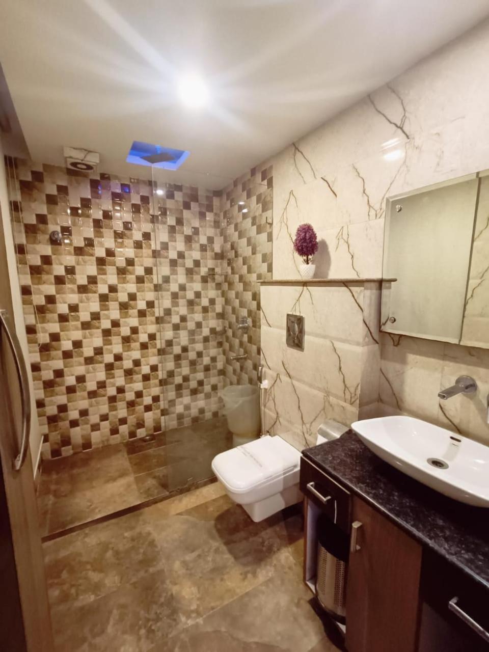 Hotel Waterfall Paschim Vihar Delhi Exteriér fotografie